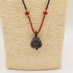 Colgante de Buda sonriente de obsidiana plateada gris oscura en cordón rojo y negro
