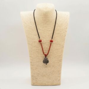 Colgante de Buda sonriente de obsidiana plateada gris oscura en cordón rojo y negro