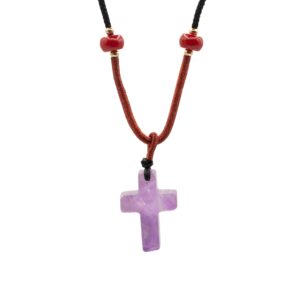 Colgante de cruz de amatista lila en cordón negro con tramo rojo y dos cuentas rojas
