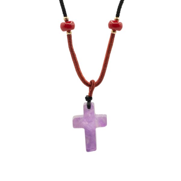 Colgante de cruz de amatista lila en cordón negro con tramo rojo y dos cuentas rojas