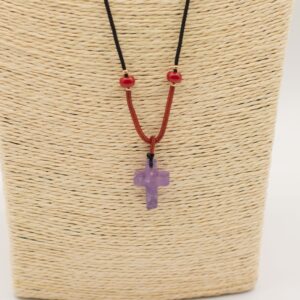 Colgante de cruz de amatista lila en cordón negro con tramo rojo y dos cuentas rojas