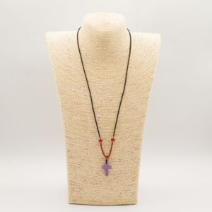 Colgante de cruz de amatista lila en cordón negro con tramo rojo y dos cuentas rojas