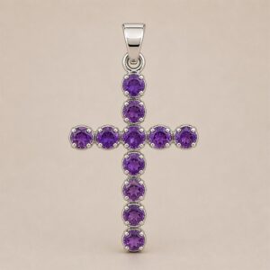 Colgante de cruz plateada cubierta de piedras redondas facetadas de color morado intenso