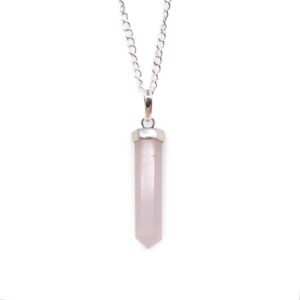 Colgante de cuarzo rosa en forma de punta clásica con casquillo y cadena con baño de plata