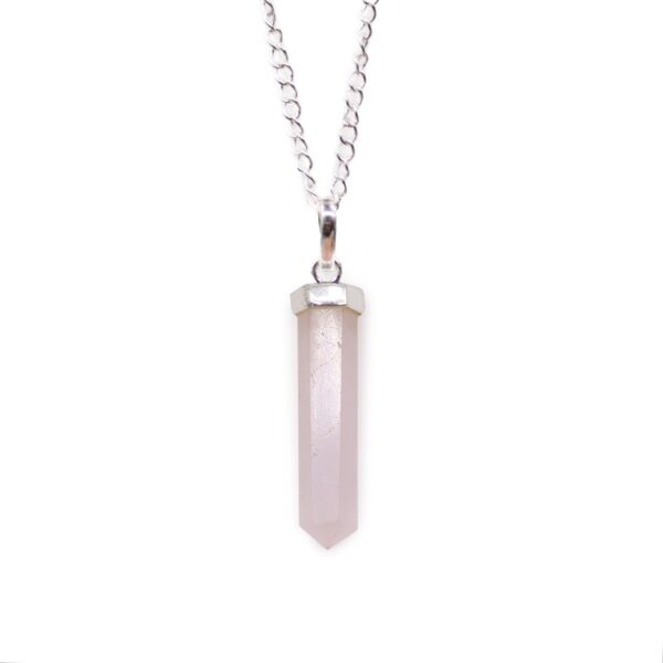 Colgante de cuarzo rosa en forma de punta clásica con casquillo y cadena con baño de plata