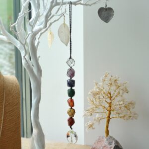 Colgante decorativo con siete piedras de colores en red de cordón negro y un árbol de la vida de alambre plateado al final