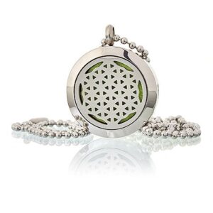 Medallón difusor de acero con la flor de la vida calada y almohadilla verde, colgado de una cadena de bolas