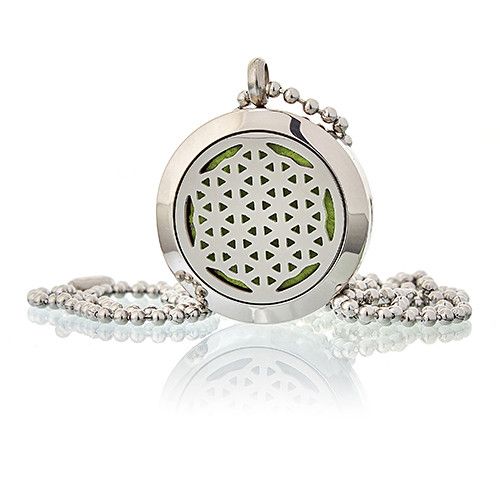 Medallón difusor de acero con la flor de la vida calada y almohadilla verde, colgado de una cadena de bolas