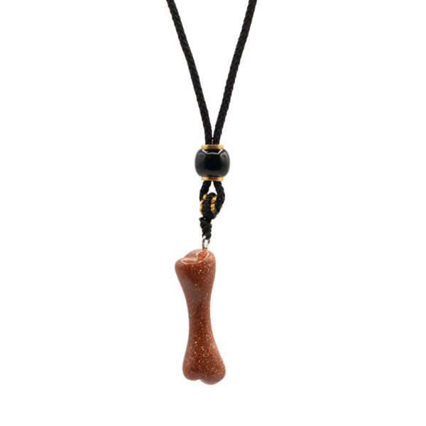 Colgante de hueso de goldstone marrón cobrizo con destellos en cordón negro con cuenta negra