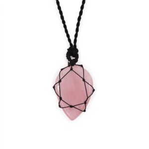 Gota de cuarzo rosa pálido envuelta en una estrella de nudos de cordón negro, con su cordón