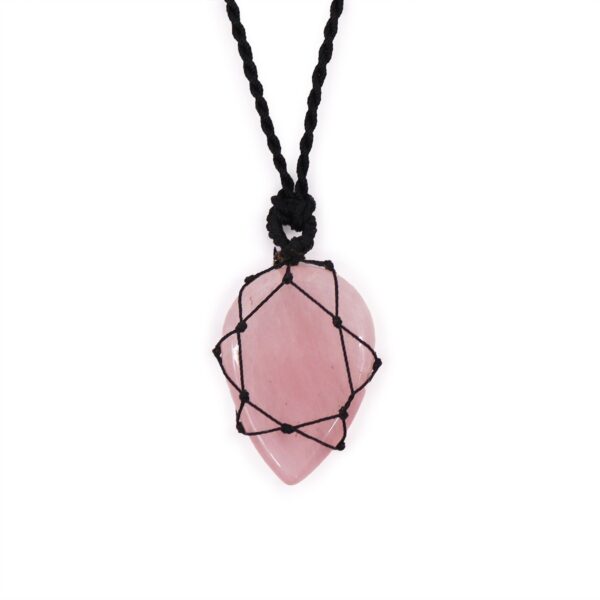 Gota de cuarzo rosa pálido envuelta en una estrella de nudos de cordón negro, con su cordón