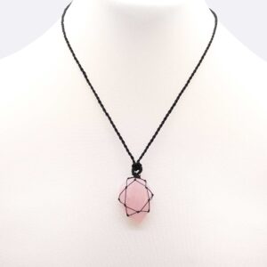 Gota de cuarzo rosa pálido envuelta en una estrella de nudos de cordón negro, con su cordón