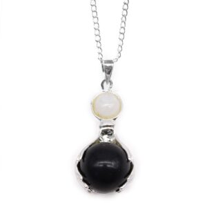 Colgante de dos manos con baño de plata que sostienen una esfera de ágata negra, con cabujón blanco y cadena
