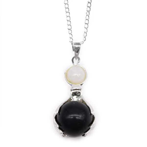 Colgante de dos manos con baño de plata que sostienen una esfera de ágata negra, con cabujón blanco y cadena