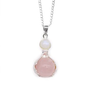 Colgante de dos manos con baño de plata que sostienen una esfera de cuarzo rosa, con cabujón blanco y cadena