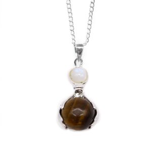 Colgante de dos manos con baño de plata que sostienen una esfera de ojo de tigre, con cabujón blanco y cadena