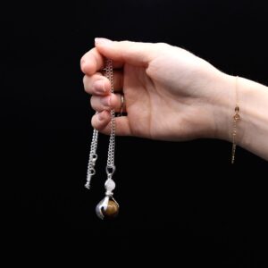 Colgante de dos manos con baño de plata que sostienen una esfera de ojo de tigre, con cabujón blanco y cadena