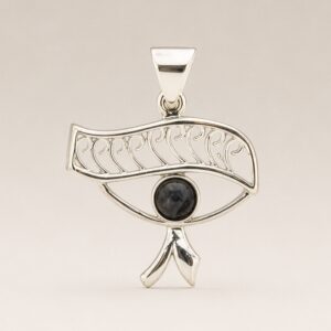 Colgante de ojo egipcio plateado con ceja de filigrana y piedra azul oscuro como pupila