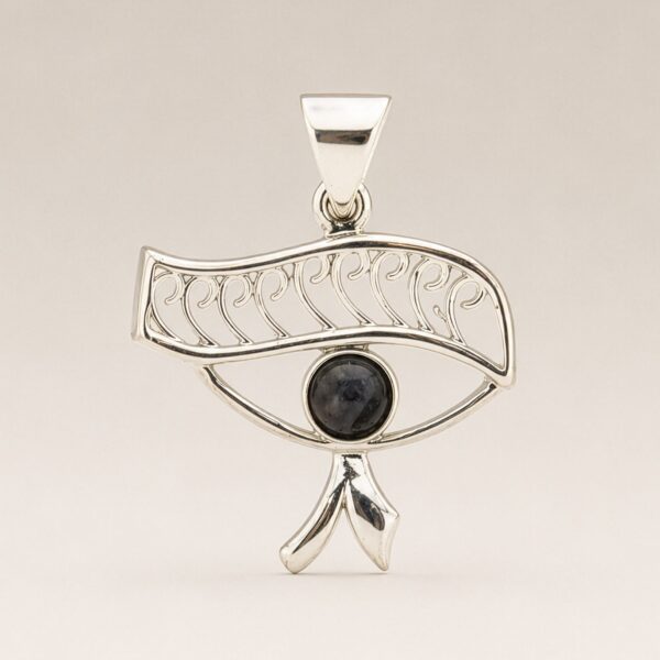 Colgante de ojo egipcio plateado con ceja de filigrana y piedra azul oscuro como pupila