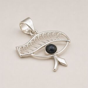 Colgante de ojo egipcio plateado con ceja de filigrana y piedra azul oscuro como pupila