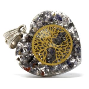 Colgante de orgonita en forma de corazón con un árbol de la vida dorado calado sobre lascas de piedra grises y azules