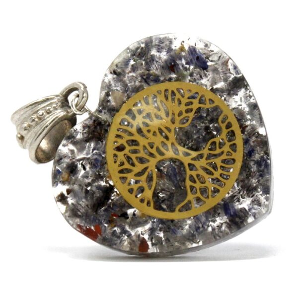 Colgante de orgonita en forma de corazón con un árbol de la vida dorado calado sobre lascas de piedra grises y azules