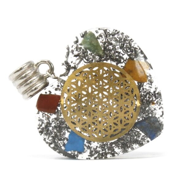 Colgante de orgonita en forma de corazón con una flor de la vida dorada, virutas plateadas y piedras pequeñas roja, ámbar, verde y azules