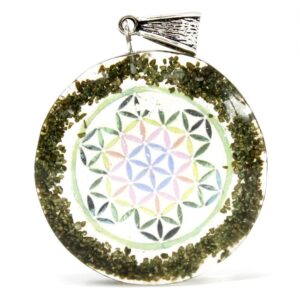 Colgante redondo de orgonita con una flor de la vida en tonos pastel rodeada por un anillo de lascas de piedra verde y anilla plateada