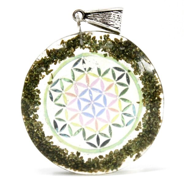 Colgante redondo de orgonita con una flor de la vida en tonos pastel rodeada por un anillo de lascas de piedra verde y anilla plateada