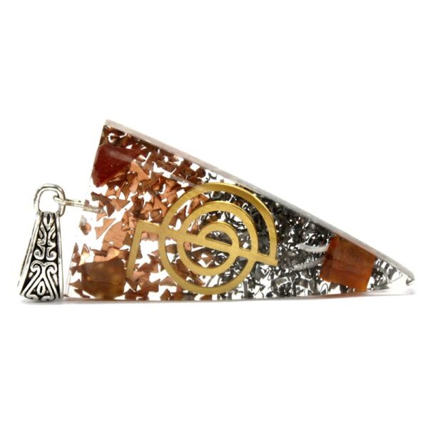 Colgante de orgonita en forma de punta con láminas de cobre, virutas plateadas y una espiral dorada, con anilla labrada