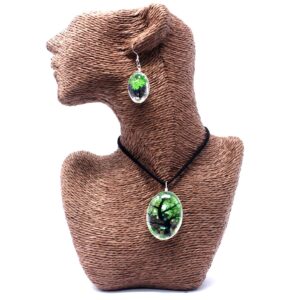 Colgante y pendientes ovalados de vidrio con un árbol de la vida de flores prensadas verdes y cordón negro, en su caja