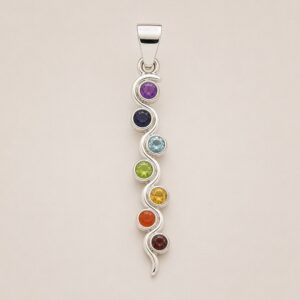 Colgante de serpiente ondulada con baño de plata y siete piedras facetadas de colores, del morado al rojo