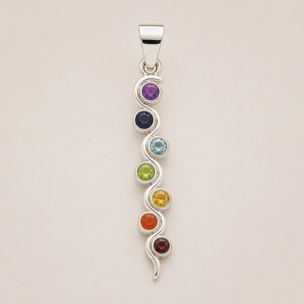 Colgante de serpiente ondulada con baño de plata y siete piedras facetadas de colores, del morado al rojo