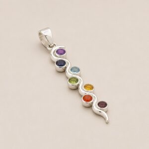 Colgante de serpiente ondulada con baño de plata y siete piedras facetadas de colores, del morado al rojo