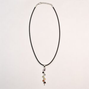Colgante de serpiente ondulada con baño de plata y siete piedras facetadas de colores, del morado al rojo