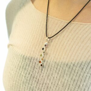 Colgante de serpiente ondulada con baño de plata y siete piedras facetadas de colores, del morado al rojo