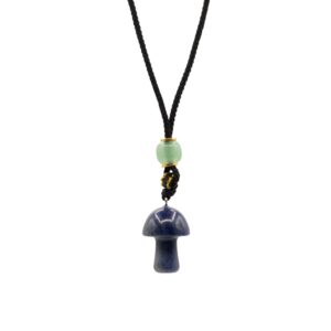 Colgante de seta de sodalita azul con cuenta verde en cordón negro
