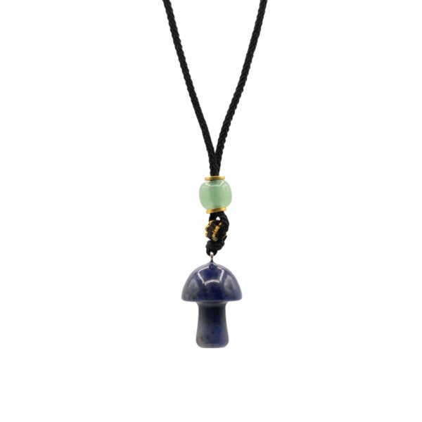 Colgante de seta de sodalita azul con cuenta verde en cordón negro