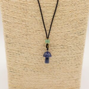 Colgante de seta de sodalita azul con cuenta verde en cordón negro