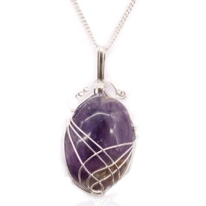 Collar de amatista pulida en óvalo, violeta con la base más clara, envuelta en hilos de alambre plateado, con cadena