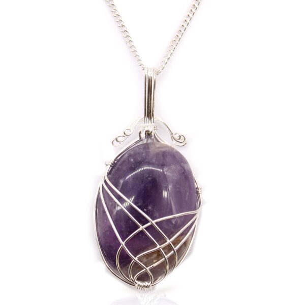 Collar de amatista pulida en óvalo, violeta con la base más clara, envuelta en hilos de alambre plateado, con cadena