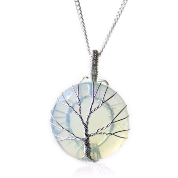 Collar árbol de la vida de alambre plateado sobre un disco de opalita blanca azulada, con cadena