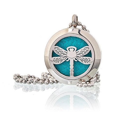 Collar difusor de acero con una libélula calada sobre almohadilla turquesa y cadena de bolas
