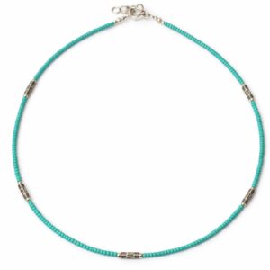 Collar fino de cuentas diminutas color turquesa con tubitos metálicos grabados en tono plateado, sobre fondo blanco