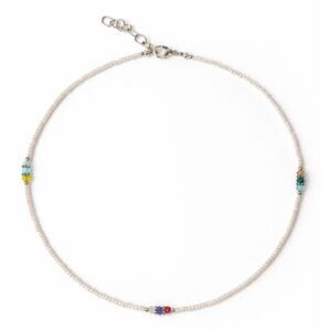 Collar fino de perlitas blancas de imitación con tres grupitos de cuentas facetadas de colores, cierre y cadena de extensión, sobre fondo blanco