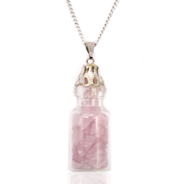 Collar con frasquito de vidrio lleno de trocitos de cuarzo rosa, tapón plateado calado y cadena