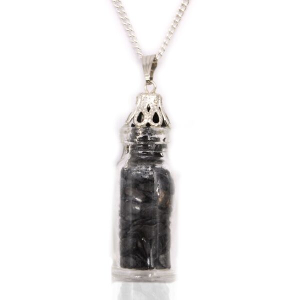 Collar con frasco de cristal relleno de fragmentos de ónix negro, casquillo plateado calado y cadena