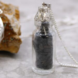Collar con frasco de cristal relleno de fragmentos de ónix negro, casquillo plateado calado y cadena
