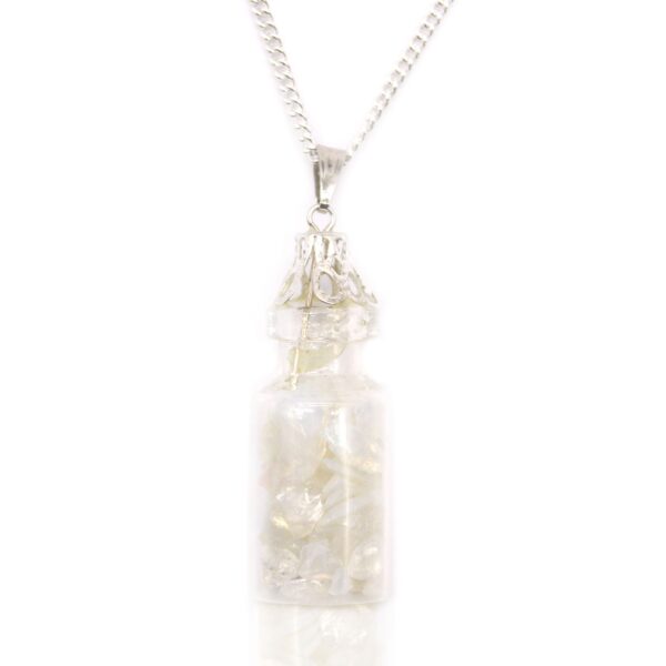 Collar frasquito de cristal con trocitos de opalita blanca lechosa, casquillo plateado calado y cadena
