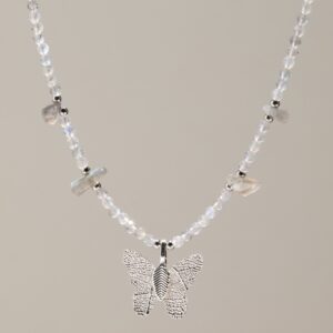 Collar fino de labradorita gris clara con destellos azules y mariposa de hoja natural bañada en plata